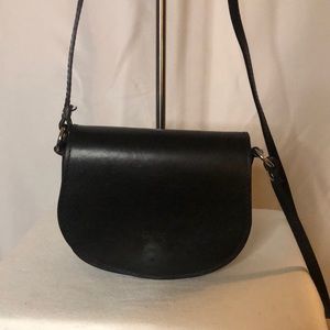 VERA PELLE black leather small saddle bag crossbody.
